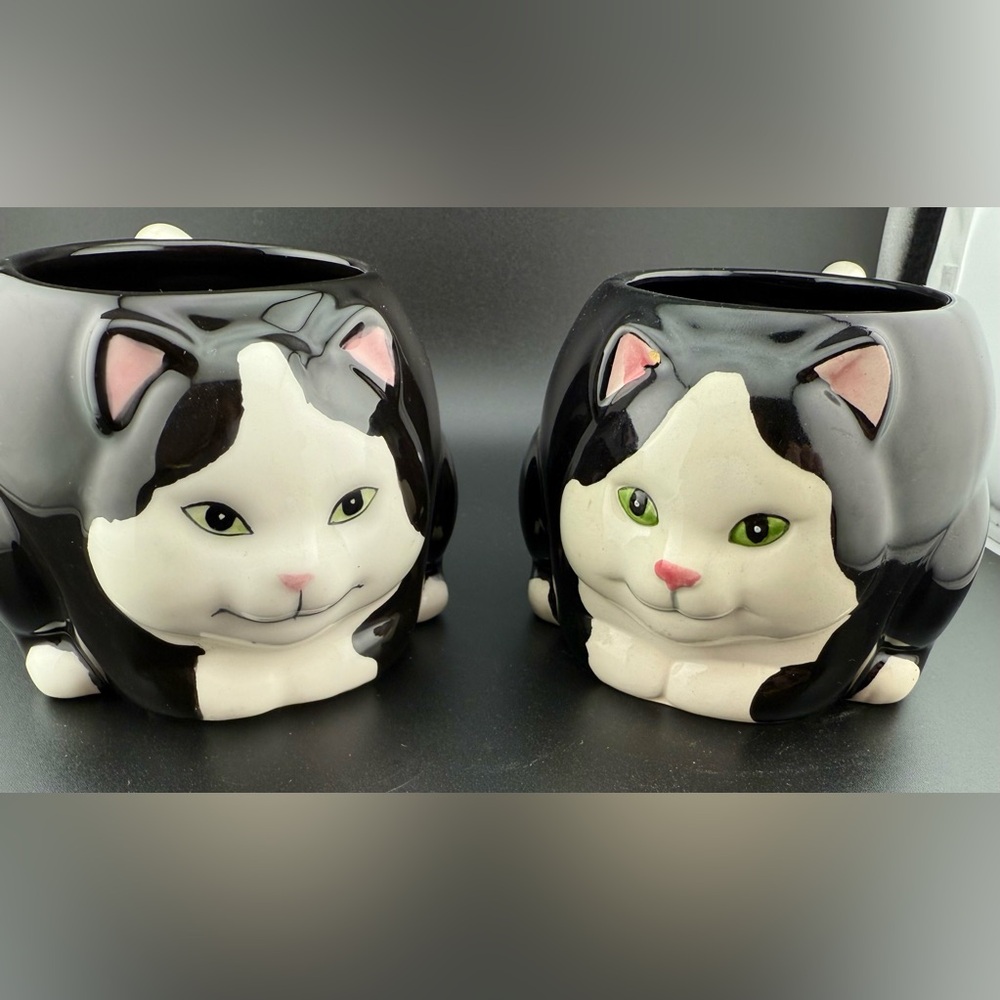 2 Applause Black & White Cat mugs. Thailand
